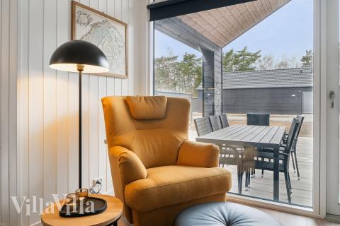 Det stora ljusa vardagsrummet i lyxstuga nr 622 för 18.