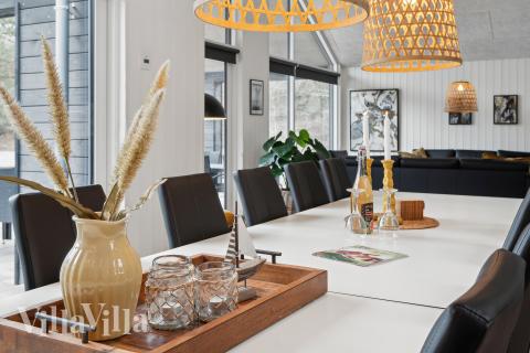 Vardagsrummet i lyxstuga nr. 622 har plats för 18 personer.