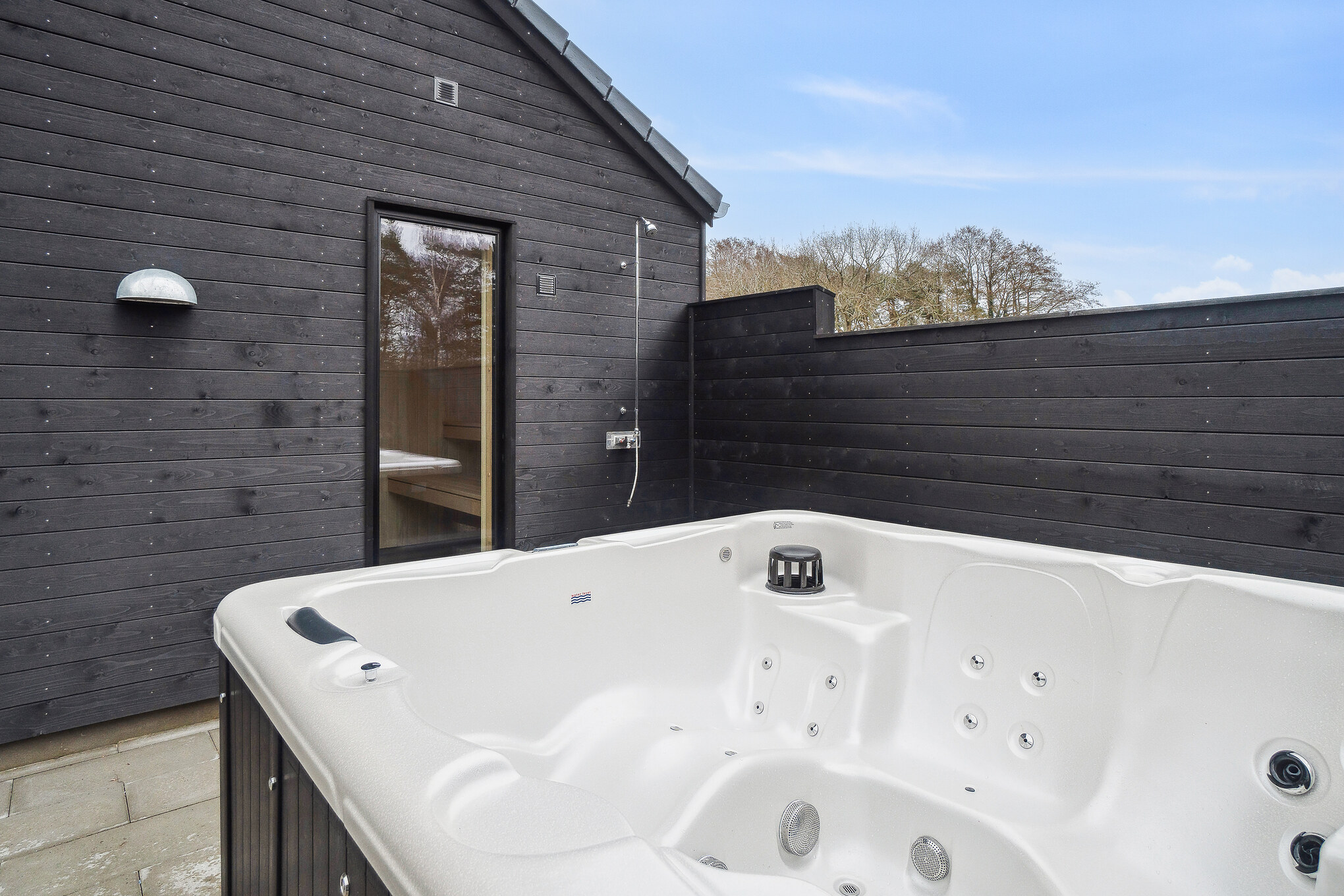 Njut av spabadets värme i lyxstuga nr 622 i Bornholm