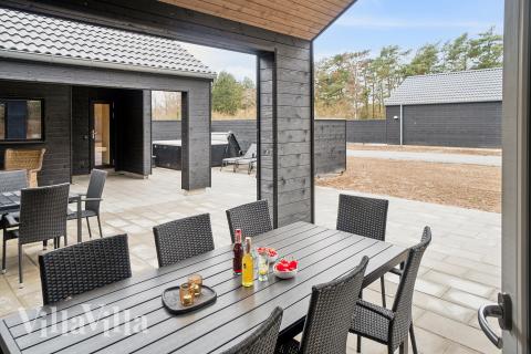 Lyxstuga nr 622 har en härlig terrass med sköna trädgårdsmöbler för 18 personer.