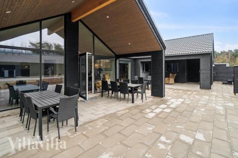 Njut av en grillkväll på terrassen i lyxstuga nr 622 i Bornholm