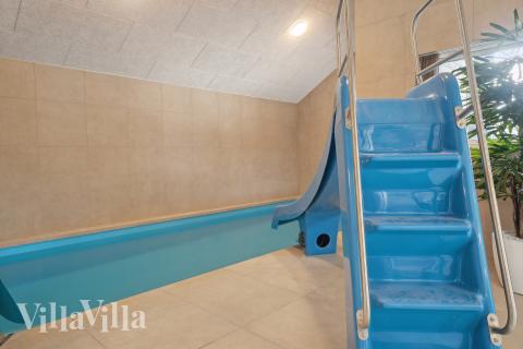 Sommarstuga 621 är inredd med en smakfull poolavdelning som har vattenrutschbana, ett stort inbyggt spapad och bastu