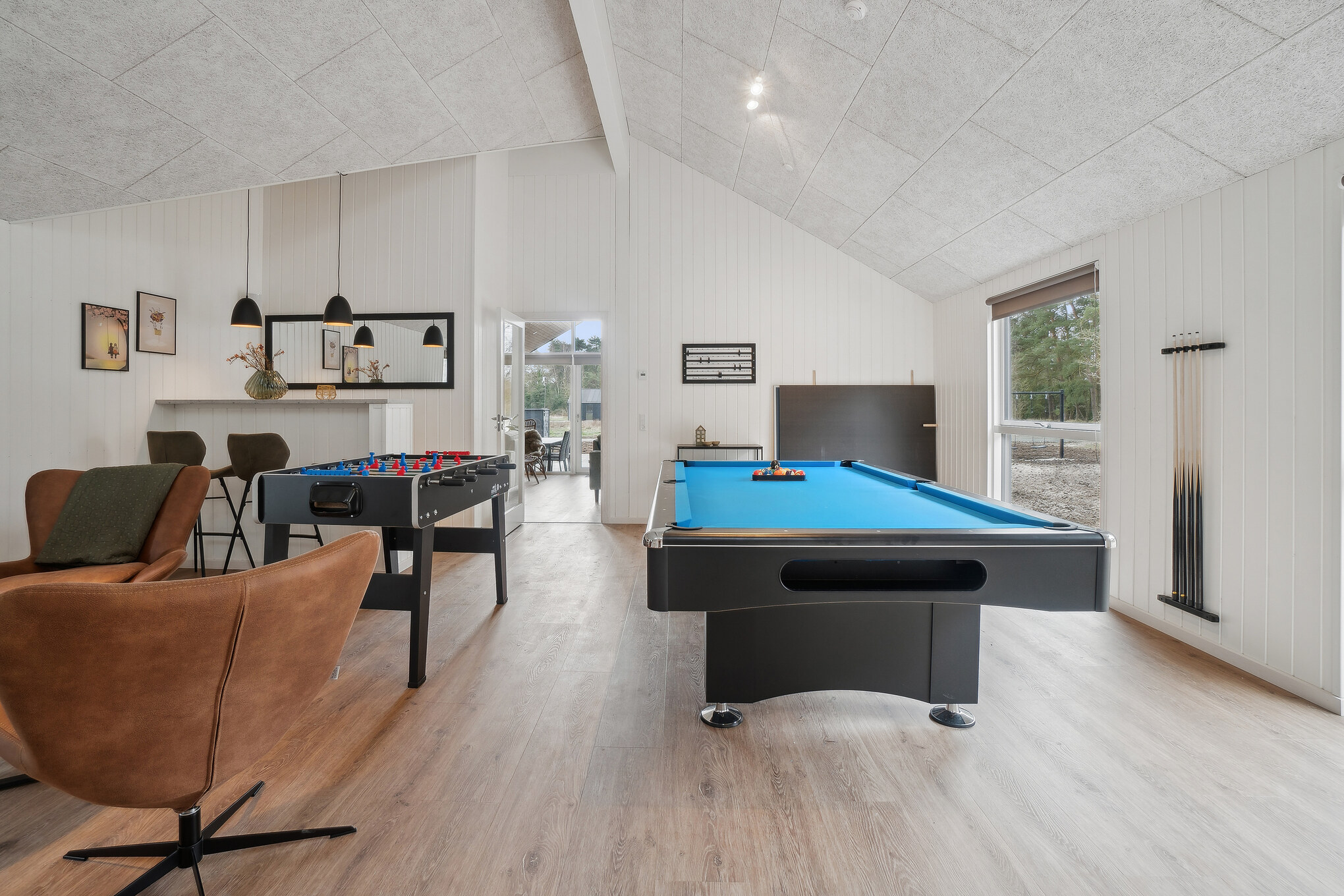 Tävla i sommarhusets aktivitetsrum när ni besöker lyxhus nr 621 i Bornholm.