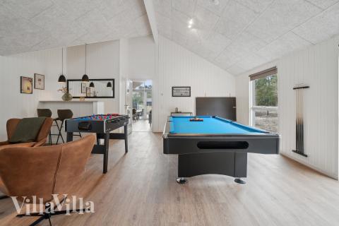 Tävla i sommarhusets aktivitetsrum när ni besöker lyxhus nr 621 i Bornholm.