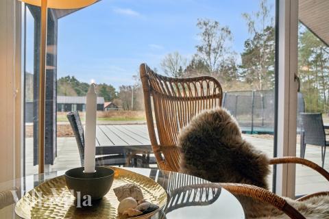 Det stora ljusa vardagsrummet i lyxstuga nr 621 för 16.