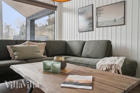 I soffhörnan i lyxstuga 621 i Bornholm kan ni spela brädspel eller titta på film tillsammans.