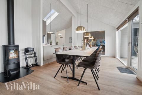 Vardagsrummet i lyxstuga nr. 621 har plats för 16 personer.