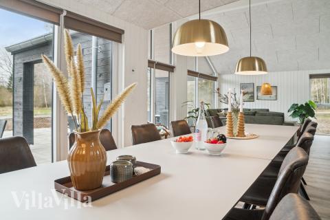 Ni kan sitta 16 personer tillsammans i vardagsrummet när ni besöker lyxhus nr 621 i Bornholm.