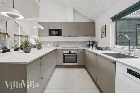 Köket i lyxstuga nr 621 är generöst inrett.