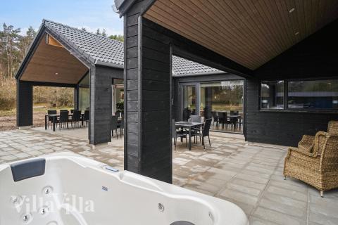 Njut av spabadets värme i lyxstuga nr 621 i Bornholm