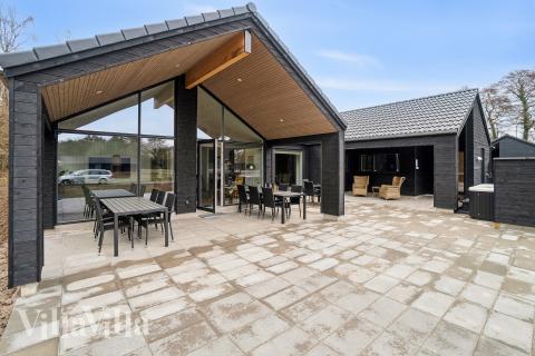 Lyxstuga nr 621 har en härlig terrass med sköna trädgårdsmöbler för 16 personer.