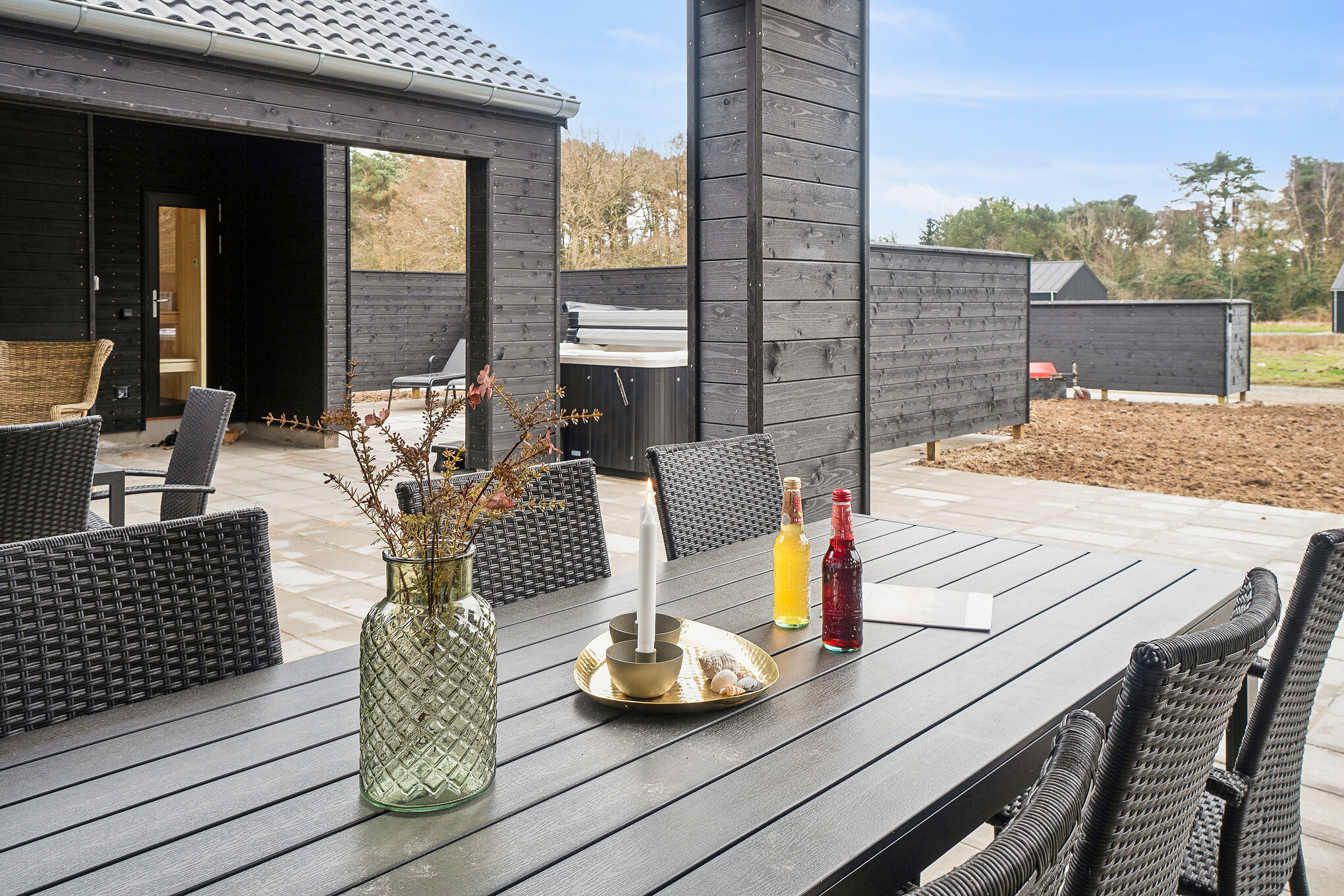 Njut av en grillkväll på terrassen i lyxstuga nr 621 i Bornholm
