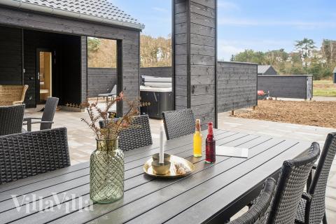 Njut av en grillkväll på terrassen i lyxstuga nr 621 i Bornholm