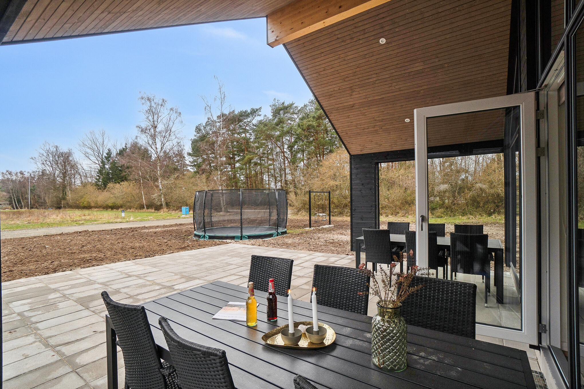 På terrassen i sommarhus nr 621 finns det plats för upp till 16 gäster.