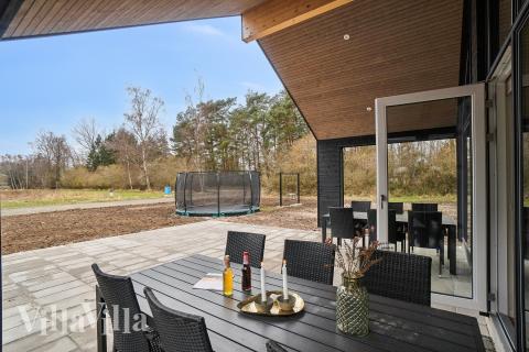 På terrassen i sommarhus nr 621 finns det plats för upp till 16 gäster.