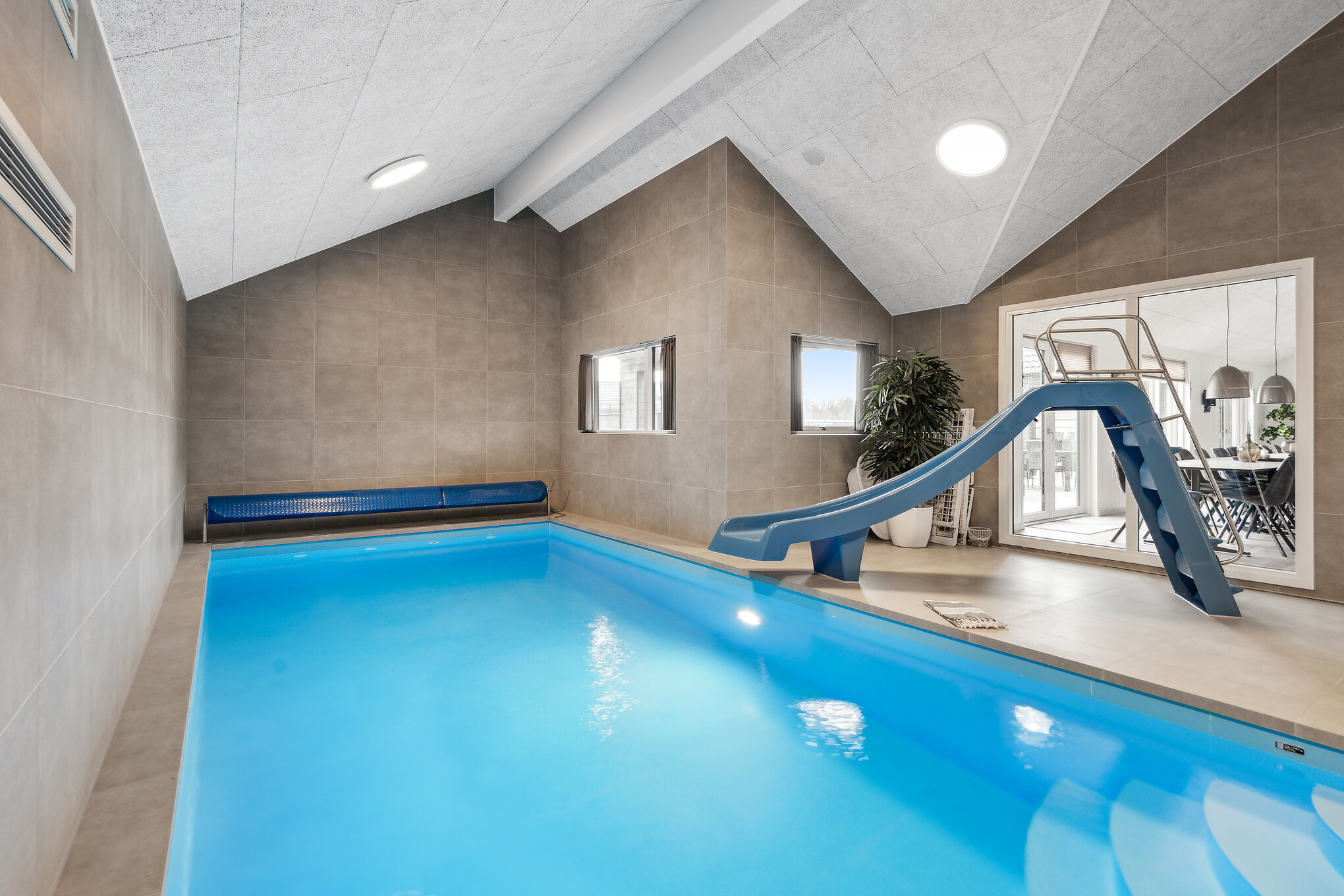 Sommarstuga 695 är inredd med en smakfull poolavdelning som har vattenrutschbana, ett stort inbyggt spapad och bastu