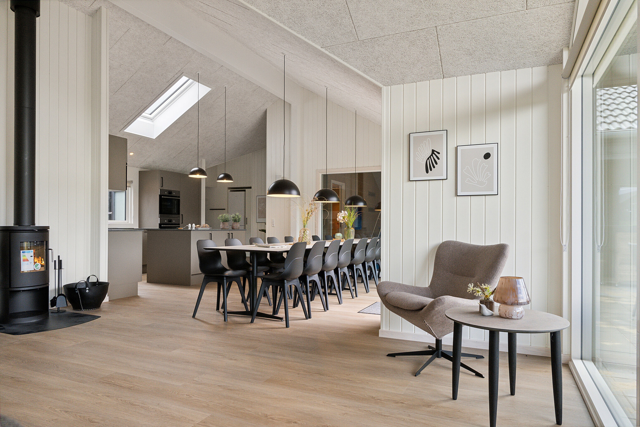 Det stora ljusa vardagsrummet i lyxstuga nr 696 för 18.