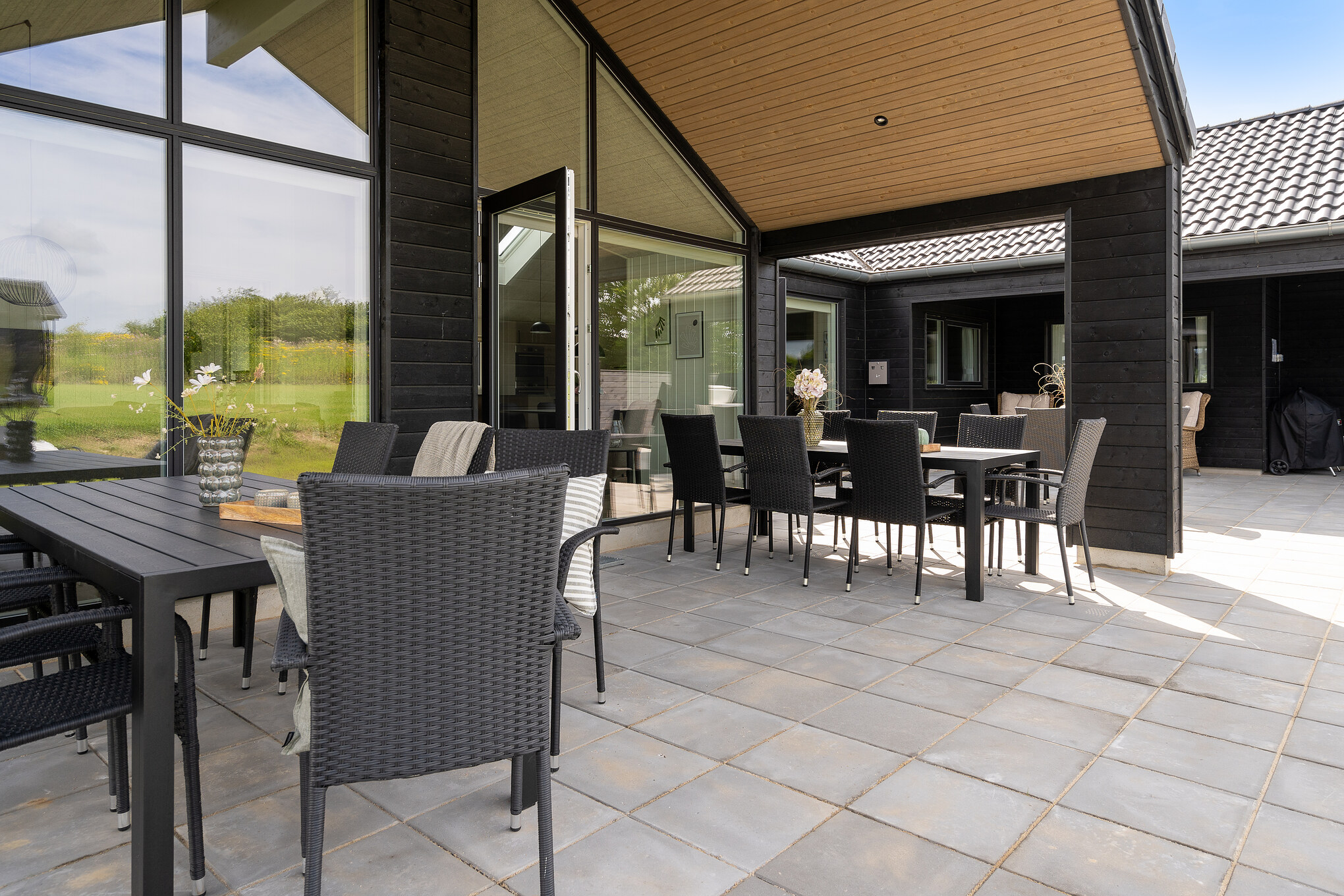 Njut av en grillkväll på terrassen i lyxstuga nr 696 i Fyn och öar