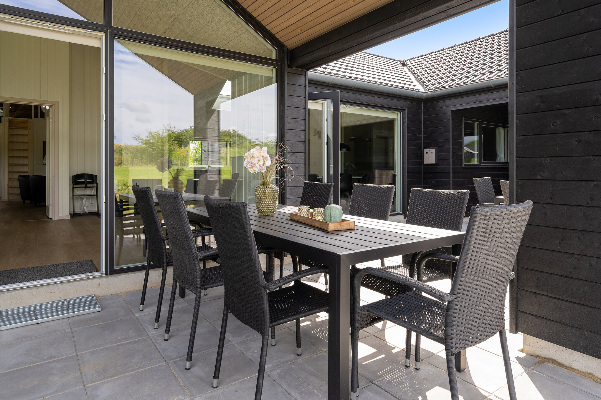 På terrassen i sommarhus nr 696 finns det plats för upp till 18 gäster.