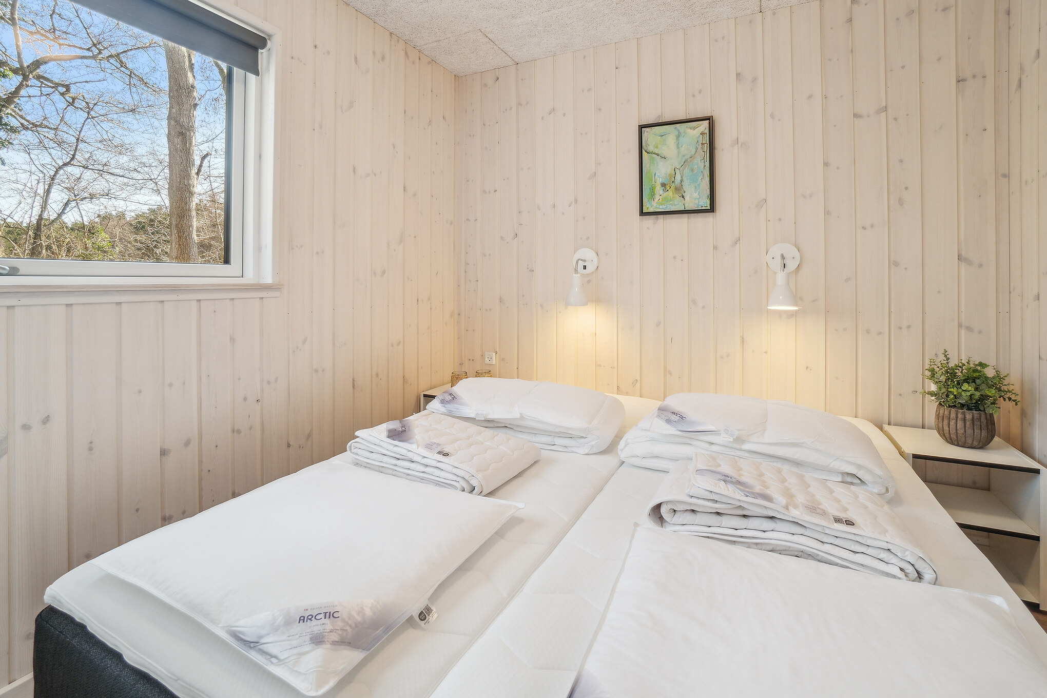 Ett av de 7 utmärkta sovrummen i lyxstuga nr 622 i Bornholm.