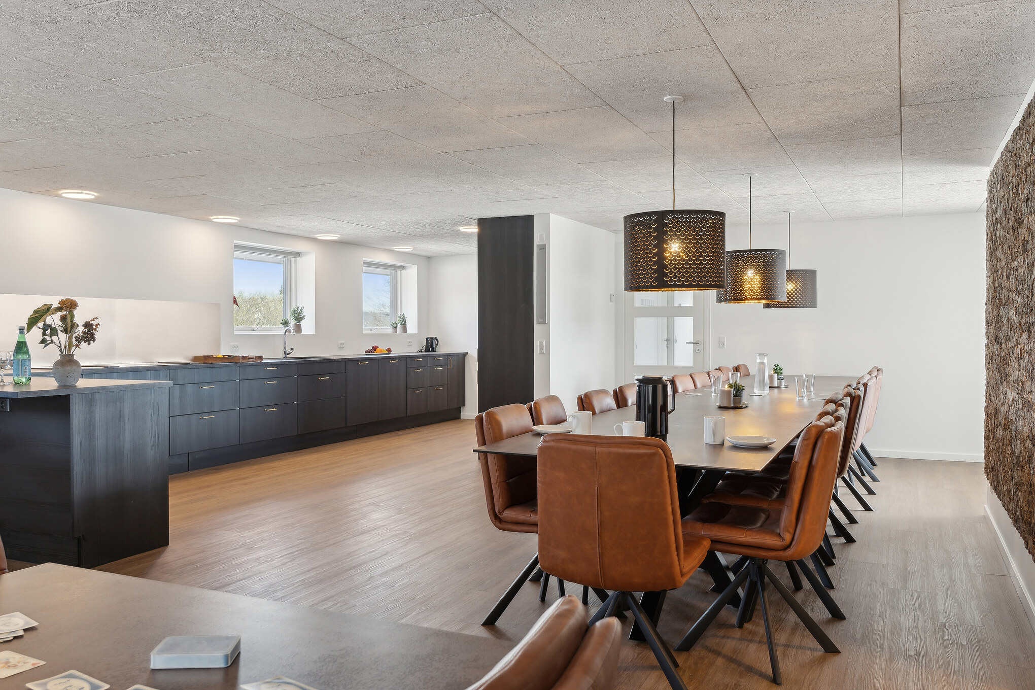 Det stora ljusa vardagsrummet i lyxstuga nr 680 för 32.