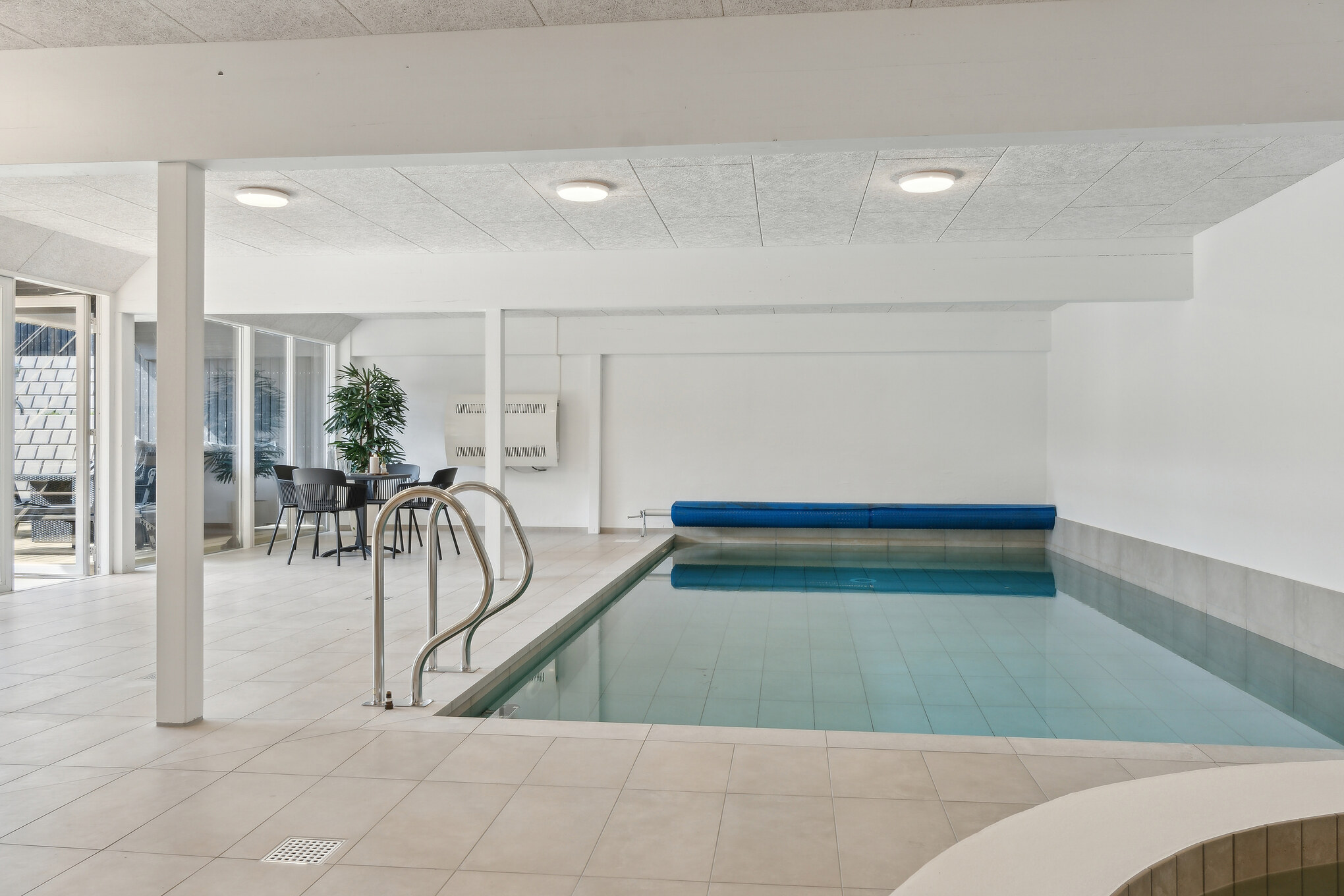 Sommarstuga 680 är inredd med en smakfull poolavdelning som har vattenrutschbana, ett stort inbyggt spapad och bastu