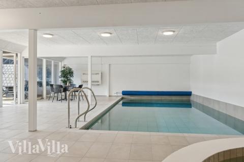 Sommarstuga 680 är inredd med en smakfull poolavdelning som har vattenrutschbana, ett stort inbyggt spapad och bastu