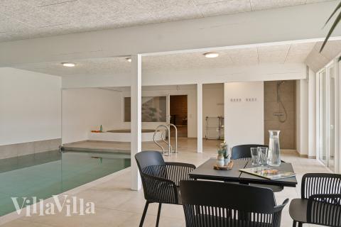 Ta ett dopp i poolen i lyxhus nr 680 i Nordjylland.