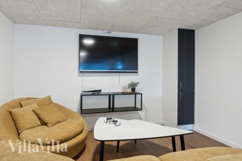 Lyxstuga 680 för 32 personer har ett stort aktivitetsrum med bl.a. biljard och dart