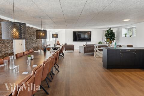 Det stora ljusa vardagsrummet i lyxstuga nr 680 för 32.