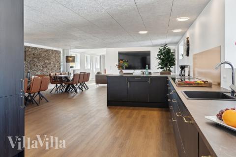 Köket i lyxstuga nr 680 är utrustat så att ni kan laga mat till 32 personer.