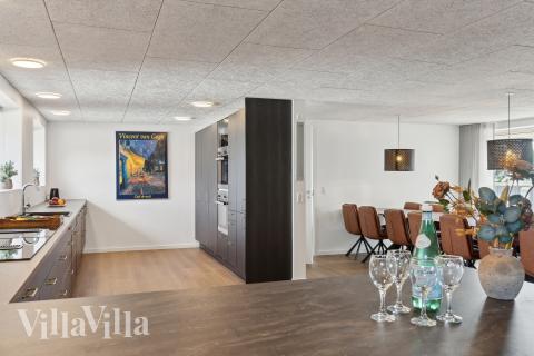 Köket i lyxstuga nr 680 är generöst inrett.