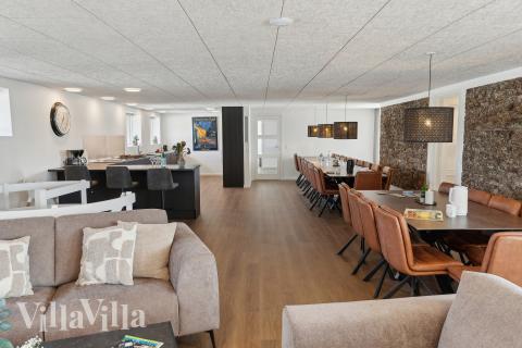 Vardagsrummet i lyxstuga nr. 680 har plats för 32 personer.