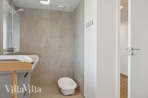 Ett duschrum finns i lyxstuga nr 680 för 32 personer.