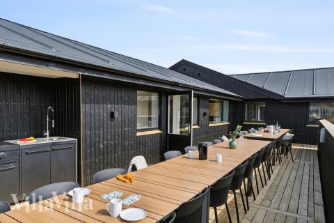 Lyxstuga nr 680 har en härlig terrass med sköna trädgårdsmöbler för 32 personer.