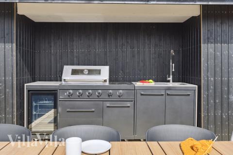 Stor terrass i lyxstuga nr 680 i Nordjylland.