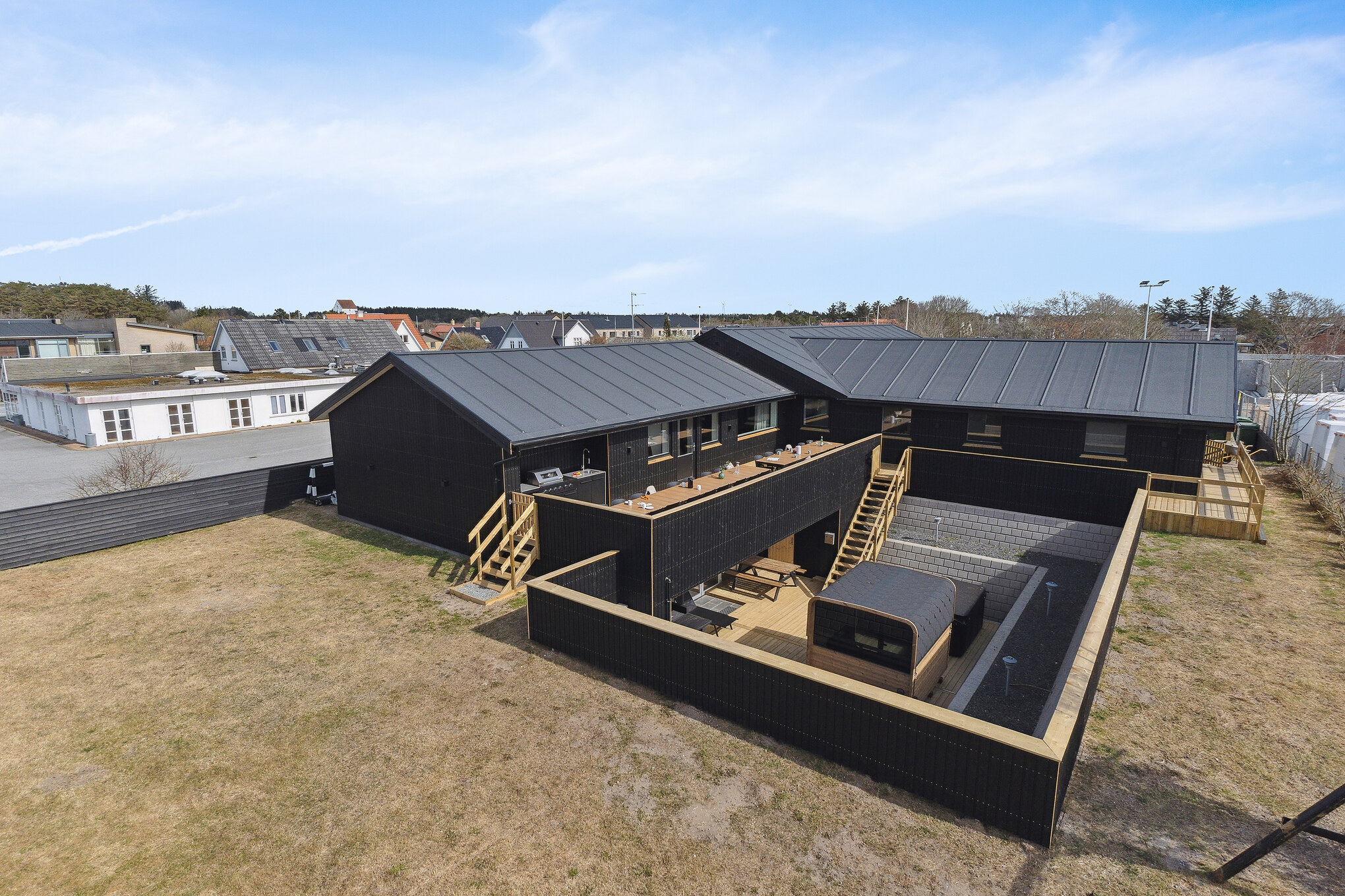Den praktfulla poolstugan nr 680 med plats för 32 personer ligger i Nordjylland