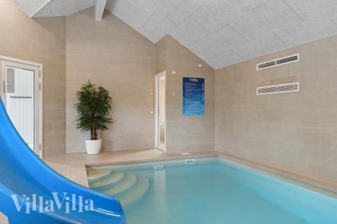 Den härliga poolen i lyxstuga nr 658 för 20 personer