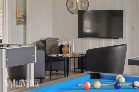 Lyxstuga 658 för 20 personer har ett stort aktivitetsrum med bl.a. biljard och dart