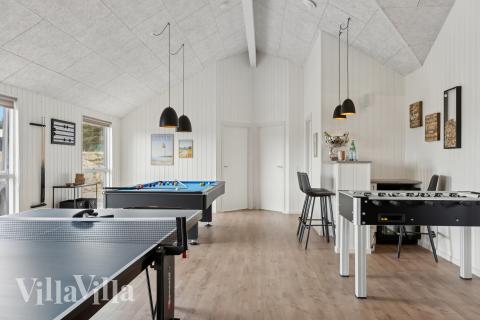 Aktivitetsrum i lyxstuga nr 658 med 8 sovrum och plats för 20 personer.