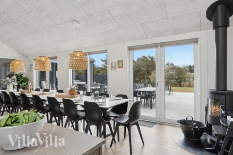 Det stora ljusa vardagsrummet i lyxstuga nr 658 för 20.