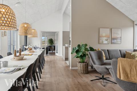 I soffhörnan i lyxstuga 658 i Nordjylland kan ni spela brädspel eller titta på film tillsammans.