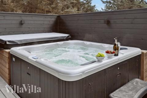 Lyxstuga nr 658 erbjuder bland annat ett härligt spabad