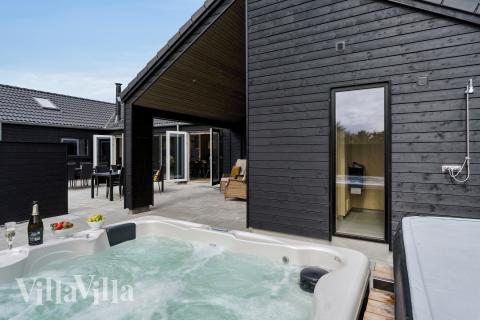 Njut av spabadets värme i lyxstuga nr 658 i Nordjylland