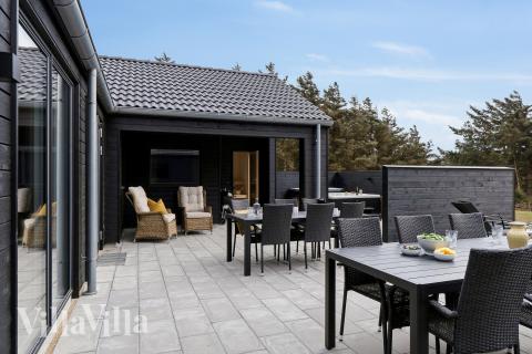 Lyxstuga nr 658 har en härlig terrass med sköna trädgårdsmöbler för 20 personer.