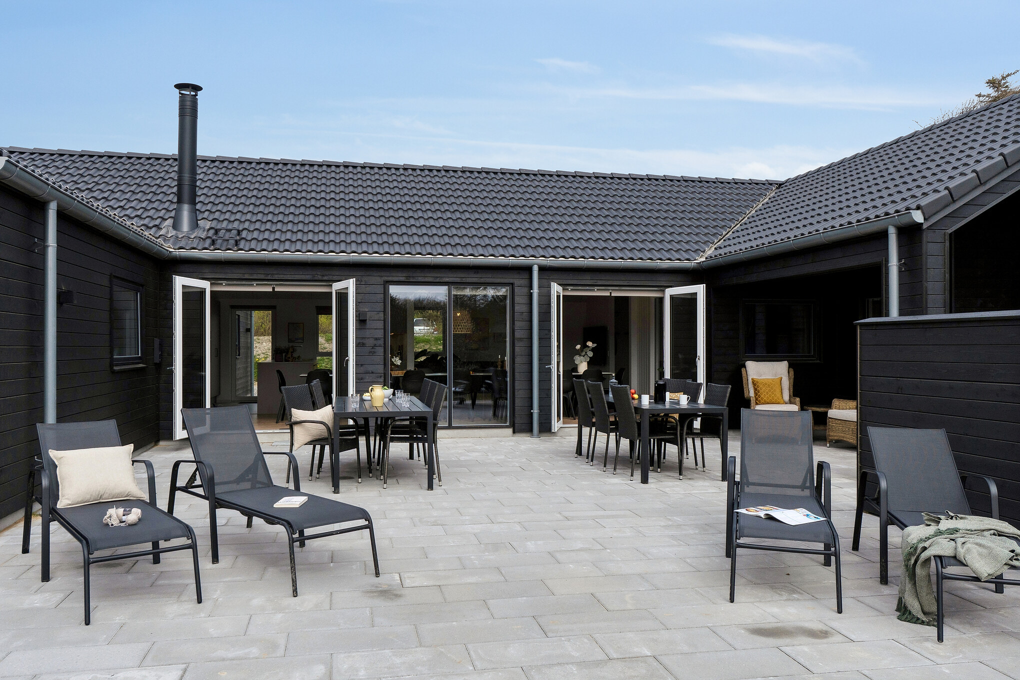 Njut av en grillkväll på terrassen i lyxstuga nr 658 i Nordjylland