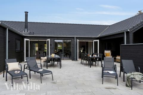 Stor terrass i lyxstuga nr 658 i Nordjylland.