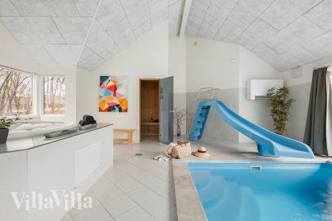 Sommarstuga 339 är inredd med en smakfull poolavdelning som har vattenrutschbana, ett stort inbyggt spapad och bastu