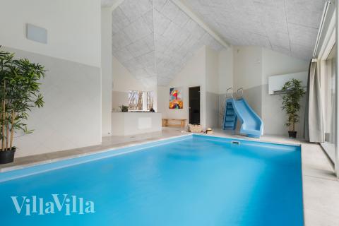 Den härliga poolen i lyxstuga nr 339 för 16 personer