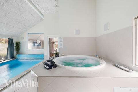 Njut av spabadets värme i lyxstuga nr 339 i Nordsjälland